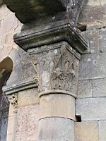 Saint-Julien-du-serre, Eglise, Chevet, Chapiteau, Feuillage (2)